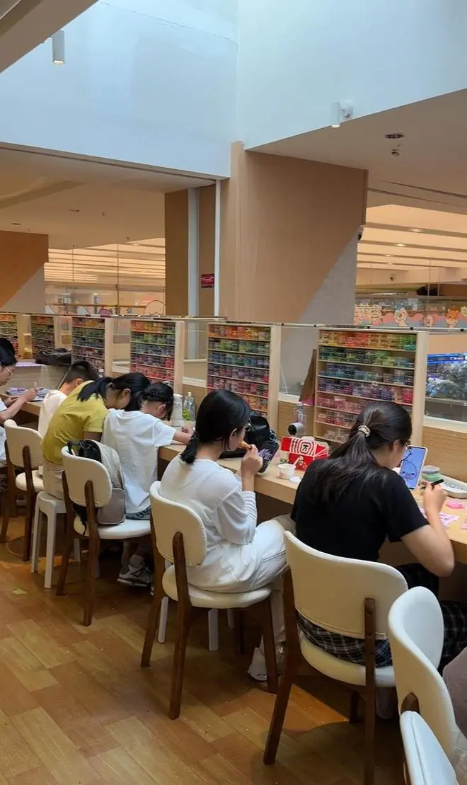 深圳中心书城的拼豆店里坐满顾客